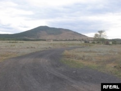 Эта дорога ведет в тюрьму возле сопки Жалгызтау, что означает в переводе с казахского «Одинокая гора». Но в народе это место зовут «Жамансопка».