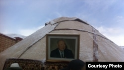 Асанкул Акаевди акыркы сапарга узатуу. Сүрөттөр журналист Адилет Айтикеевдин фейсбуктагы баракчасынан алынды.