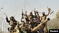 Повстанцы отмечают взятие Сирта, в котором прятался Муаммар Каддафи, 20 октября 2011 года. .