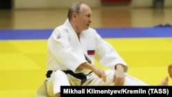Владимир Путин участвует в тренировке с членами сборной России по дзюдо в Сочи, 14 февраля 2019 года