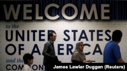 Вашингтондун Даллас аэропортуна учуп келген чет элдик жарандар. (Архив сүрөт)