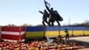 Памятник советским солдатам в Риге, окруженный забором в цветах латвийского и украинского флагов, в мае 2022 года, за три месяца до того, как он был снесен