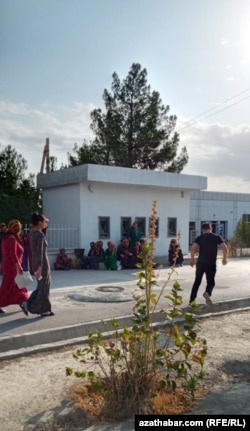 Adamlar Bäherdende pul nagtlaşdyrmak üçin, bankomatyň işlemegine garaşýarlar. 2020-nji ýylyň awgusty.