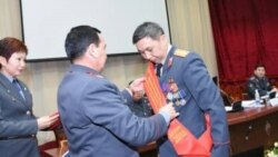 Нурлан Керкибаев получает награду из рук министра ВД. Фото из личного архива.