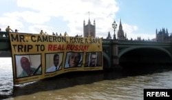 Акция напротив британского парламента.