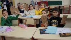 Школярі зі щоденниками, зробленими з переробленої тари