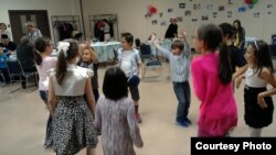 Балалар чапты, биеде, күңел ачты