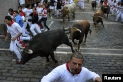 Испаниянын Памплона шаарындагы "Сан Фермин" майрамы кезде көрөрмандар букалардан качышууда. 10-июль 2015.