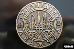 Велика державна печатка УНР за ескізом Василя Кричевського 1918 року, представлена на міжнародній виставці в Національному художньому музеї. Київ, 24 листопада 2020 року