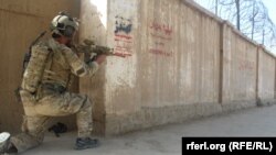 یک تن از نیروهای افغان در حال جنگ با طالبان در ولایت کندز