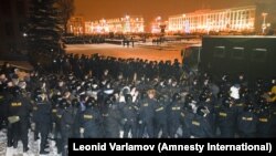 Беларус полициясы соңку президенттик шайлоодон кийинки демонстрацияларды күч менен таратып келет.