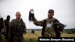 Россия дастакловчи сепаратист самолëт қулаган жойда топилган болалар ўйинчоғи билан¸ 2014 йил 18 июл