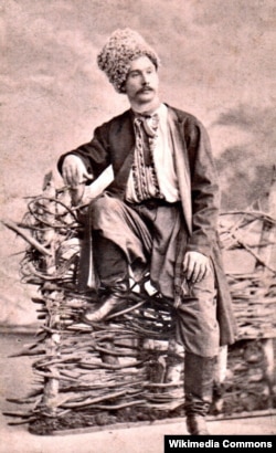 Микола Садовський у сценічному вбранні