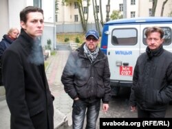 Былы палітвязень Сяргей Казакоў з паплечнікамі каля Цэнтральнага суду