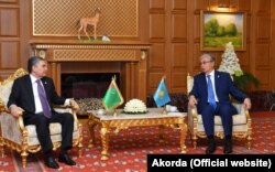 Türkmenistanyň Halk Maslahatynyň başlygy Gurbanguly Berdimuhamedow (çepde) we Gazagystanyň prezidenti Kasym-Žomart Tokaýew Aşgabatda duşuşýar. 11-nji oktýabr, 2019 ý.