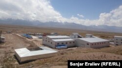 Кыргыз-кытай "Кайди" компаниясынын имараттары. Чоң-Алай, 17-август, 2012.