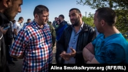 Tofik Abdulgaziyev (sağdan ekinci) tintüvden soñra