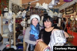 "Import Shop Berlin": Кыргыз-немис маданият коомунун активисти Ширин Маданова (солдо) менен уз Асел Калканова (оңдо). Берлин, 10-ноябрь 2011