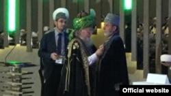 Тәлгат Таҗетдин Әмирали Аблаевны бүләкли