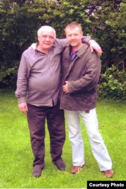 Александр Литвиненко в телогрейке Владимира Буковского. Фото из архива Владимира Буковского