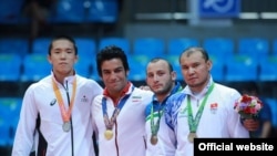 Азия оюндарында грек-рим күрөшүнөн коло байгени алган Жанарбек Кенжеев сыйлык тапшыруу аземинде. Инчхон. Түштүк Корея. 30-сентябрь, 2014-ж.