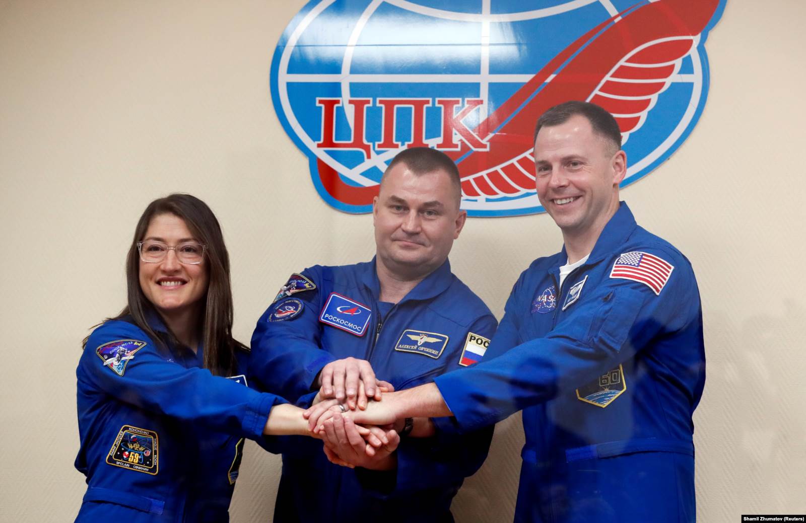 Новые члены основного экипажа МКС: Алексей Овчинин (Россия), Ник Хейг и Кристина Кох (США) на пресс-конференции на Байконуре, Казахстан, 13 марта 2019 года. 