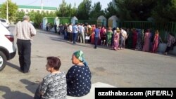 "Berkararlyk" etrabynyň pasport edarasynyň öňündäki nobat, Aşgabat, 30-njy iýul, 2013.
