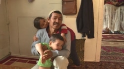 Имам Али Турап с детьми.