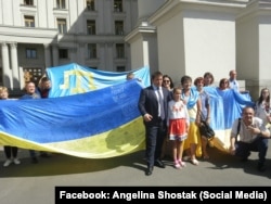 Глава МЗС Павло Клімкін із учасниками акції