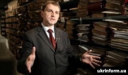Директор Українського інституту національної пам’яті Володимир В’ятрович у Галузевому державному архіві СБУ (архівне фото)