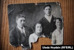 Yauheniya Arlouskaya (center) with friends in happier times.