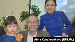 Публицист сотрудник детского журнала "Балдырған" Кул-Керим Елемес (в центре). Алматы, 2 апреля 2015 года.