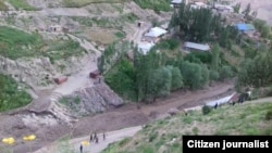 Роҳи деҳа низ вайрон шудааст.