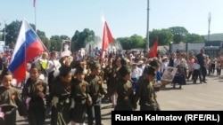 Акция «Бессмертный полк». 9 мая 2019 года. Участники марша с российским флагом.