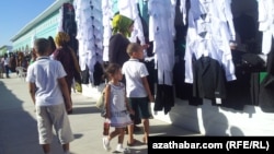 Mekdep üçin harytlaryň bazary. Türkmenistan (arhiw suraty)