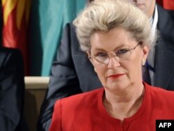 36-сессиянын төрайымы Каталин Божиай (Венгрия) Палестина ЮНЕСКОго толук укуктуу мүчө болуп кабыл алынганын жарыя кылууда. Париж. 31-октябрь, 2011