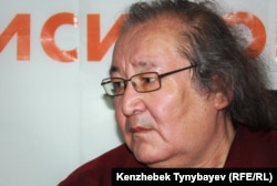 Режиссер и оппозиционный политик Болат Атабаев во время онлайн-конференции на сайте радио Азаттык. Алматы, 13 июня 2012 года.