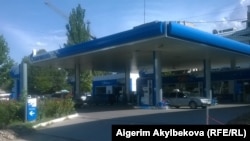 Бишкектеги май куюучу бекет. Иллюстрациялык сүрөт.