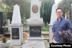 Денни Шью чех композитору Б. Сметананын мүрзөсүнүн жанында. Прага.