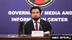 نصرت رحیمی سخنگوی وزارت داخله افغانستان حین کنفرانس خبری در کابل