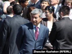 Аким Астаны Имангали Тасмагамбетов в ожидании приезда президента Казахстана на открытие памятника первым казахским ханам. Астана, 1 июня 2010 года.