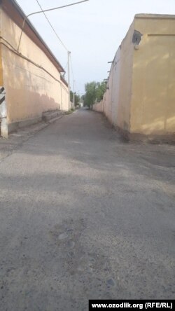 Дом, в котором живет парень, получивший ножевые ранения со стороны отца своей бывшей девушки.