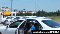 Türkmen-özbek serhetindäki gümrük nokady (arhiw suraty). 