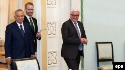 Германиянын тышкы иштер министри Франк-Вальтер Штайнмайер жана Өзбекстандын президенти Ислам Каримов.