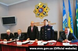 Заступник міністра внутрішніх справ України Олексій Руденко представляє Сергія Пілігріма особовому складу УМВС України в Чернівецькій області