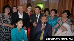 Народный артист Шерали Джураев в доме поэта Мухаммада Исмоила.