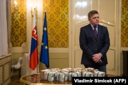 Премьер-министр Словакии Роберт Фицо и миллион евро, обещанный им за информацию об убийцах Яна Куциака и Мартины Кушнировой.