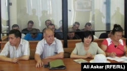 Обвиняемые в «намерении выехать в Сирию для участия в войне» и их адвокаты на судебном процессе. Актобе, 12 июля 2016 года.