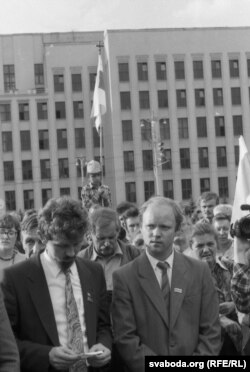 эпутаты Апазыцыі БНФ у ВС БССР Сяргей Навумчык і Юры Беленьскі на плошчы. Жнівень 1991 г. Фота Уладзімера Кармілкіна.