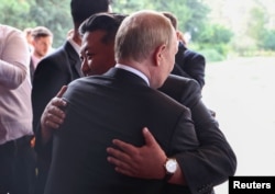 Очільник Росії Володимир Путін обіймається із лідером Північної Кореї Кім Чен Ином. Пекін, Китай, 3 вересня 2025 року